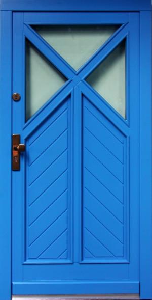Niebieskie drzwi wejściowe